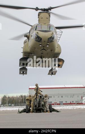 Fallschirmjäger der US-Armee vom Kampfteam der 4. Infanterie-Brigade (Airborne) der 25. Infanterie-Division „Spartan Brigade“ führen im Oktober 19 als Teil von Yudh Abhyas 21 auf der Joint Base Elmendorf-Richardson Schlingentraglasoperationen durch. Yudh Abhyas 21 unterstützt den USINDOPACOM Theatre Campaign Plan, indem er durch bilaterale mil-to-mil-Engagements, bestehend aus einem harten, realistischen Training, die Bereitschaft aufbaut. (Fotos zur Verfügung gestellt von Sgt. Christopher B. Dennis/USARAK Public Affairs NCO) Stockfoto