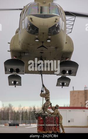 Fallschirmjäger der US-Armee vom Kampfteam der 4. Infanterie-Brigade (Airborne) der 25. Infanterie-Division „Spartan Brigade“ führen im Oktober 19 als Teil von Yudh Abhyas 21 auf der Joint Base Elmendorf-Richardson Schlingentraglasoperationen durch. Yudh Abhyas 21 ist eine bilaterale Trainingsübung zur Verbesserung der kombinierten Interoperabilität der indischen Armee und der US-Armee Alaska mit dem Ziel, die Kapazität für konventionelle, komplexe und zukünftige Eventualitäten im Indo-Pazifik-Raum zu erhöhen. (Fotos zur Verfügung gestellt von Sgt. Christopher B. Dennis/USARAK Public Affairs NCO) Stockfoto