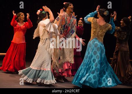 Malaga, Spanien. Oktober 2021. Flamenco-Tänzer der Flamenco-Tanzcompagnie 'Manuel Linan' treten auf der Bühne des Cervantes-Theaters auf.die spanische Flamenco-Compagnie 'Manuel Linan' hat im Rahmen der Tanzsaison 2021 ihre Performance 'Viva' im Cervantes-Theater präsentiert. Manuel Linan ist ein spanischer Flamenco-Tänzer und Choreograph und Tanzpreis 2017. (Foto von Jesus Merida/SOPA Images/Sipa USA) Quelle: SIPA USA/Alamy Live News Stockfoto