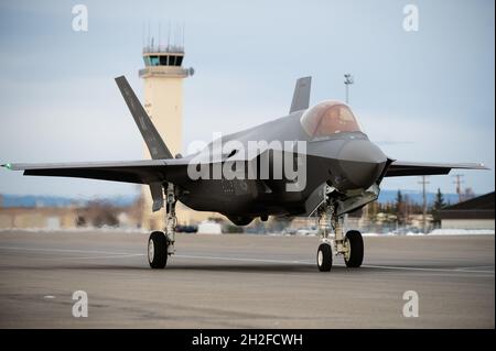 Ein F-35A Lightning II, der den 355. Fighter Squadron (FS)-Taxis auf der Start- und Landebahn des Luftwaffenstützpunkts Eielson, Alaska, zugewiesen wurde, 19. Oktober 2021. Die 355. FS, auch bekannt als die ‘Fighting Falcons’, ist eine von Eielsons zwei im Kampf kodierten F-35A-Staffeln. (USA Luftwaffe Foto von Airman First Class Jose Miguel T. Tamondong) Stockfoto