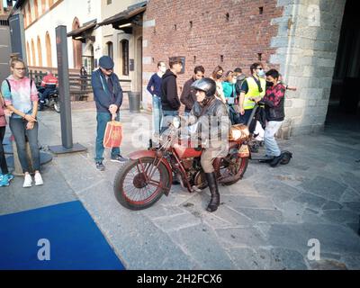Mailand, Italien. Oktober 2021. TROFEO MILANO, ein Wettbewerb für Oldtimer und Motorräder, der vom C.M.A.E., Club Milanese Automotoveicoli d'Epoca, organisiert wird. Stockfoto