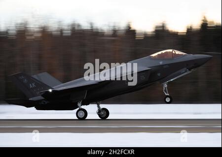 Ein F-35A Lightning II, der dem 355. Jagdgeschwader (FS) zugewiesen wurde, landet auf dem Luftwaffenstützpunkt Eielson, Alaska, 19. Oktober 2021. Die 355. FS, auch bekannt als die ‘Fighting Falcons’, ist eine von Eielsons zwei im Kampf kodierten F-35A-Staffeln. (USA Luftwaffe Foto von Airman First Class Jose Miguel T. Tamondong) Stockfoto