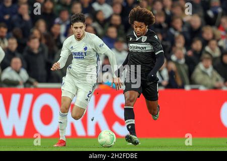 Kopenhagen, Dänemark. Oktober 2021. Kevin Diks (2) vom FC Kopenhagen und Diego Biseswar (21) vom PAOK FC während des UEFA Europa Conference League-Spiels zwischen dem FC Kopenhagen und dem PAOK FC in Parken in Kopenhagen. (Foto: Gonzales Photo/Alamy Live News Stockfoto