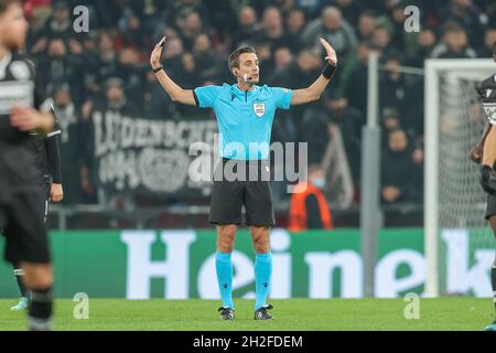 Kopenhagen, Dänemark. Oktober 2021. Schiedsrichter Erik Lambrechts beim Spiel der UEFA Europa Conference League zwischen dem FC Kopenhagen und dem PAOK FC in Parken in Kopenhagen. (Foto: Gonzales Photo/Alamy Live News Stockfoto