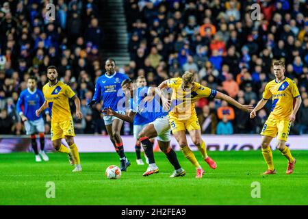 Glasgow, Großbritannien. Oktober 2021. Alfredo Morelos (20) von den Rangers und Andreas Maxso (5) von Broendby, WENN sie während des UEFA Europa League-Spiels zwischen den Rangers und Broendby IF im Ibrox Stadium in Glasgow gesehen wurden. (Foto: Gonzales Photo/Alamy Live News Stockfoto