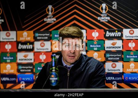 Glasgow, Großbritannien. Oktober 2021. Der Manager Steven Gerrard von den Rangers wurde bei der Pressekonferenz nach dem Spiel der UEFA Europa League zwischen den Rangers und Broendby IF im Ibrox Stadium in Glasgow gesehen. (Foto: Gonzales Photo/Alamy Live News Stockfoto