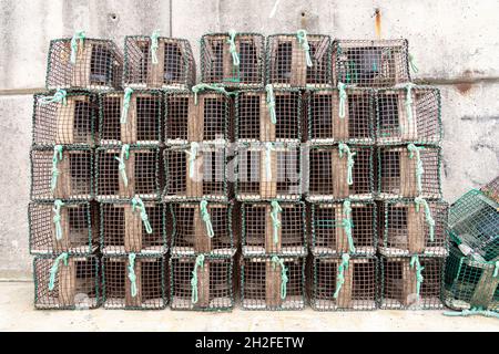 Nahaufnahme von Hummer- und Krabbenfischtöpfen mit Netzkisten im Hafen Stockfoto