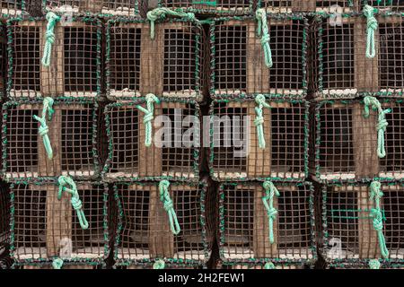 Nahaufnahme von Hummer- und Krabbenfischtöpfen mit Netzkisten im Hafen Stockfoto