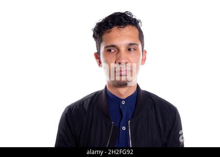Lateinischer Mann mit unzufriedenen Gesicht. Auf weißem Hintergrund. Nicht Amüsiert. Der mürrische, mürrische Blick drückt Unzufriedenheit aus. Stockfoto