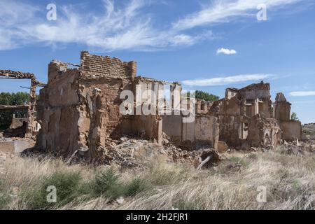BELCHITE, SPANIEN - 26. Sep 2021: Die verlassenen zerstörten Gebäude in der Altstadt von Belchite in Spanien Stockfoto