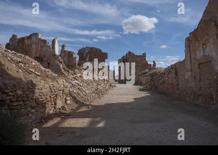 BELCHITE, SPANIEN - 26. Sep 2021: Die verlassenen zerstörten Gebäude in der Altstadt von Belchite in Spanien Stockfoto