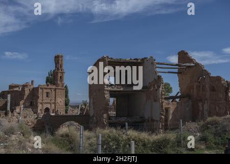 BELCHITE, SPANIEN - 26. Sep 2021: Die verlassenen zerstörten Gebäude in der Altstadt von Belchite in Spanien Stockfoto