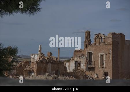 BELCHITE, SPANIEN - 26. Sep 2021: Die verlassenen zerstörten Gebäude in der Altstadt von Belchite in Spanien Stockfoto
