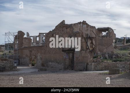 BELCHITE, SPANIEN - 26. Sep 2021: Die Ruinen eines verlassenen, dachlosen Gebäudes in der Altstadt von Belchite in Spanien Stockfoto