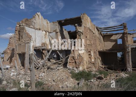 BELCHITE, SPANIEN - 26. Sep 2021: Die Ruinen eines verlassenen Gebäudes in der alten Stadt Belchite in Spanien Stockfoto