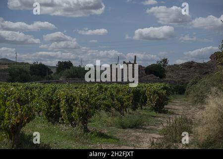 BELCHITE, SPANIEN - 26. Sep 2021: Die verlassene zerstörte Stadt Belchite an einem sonnigen Tag in Spanien Stockfoto