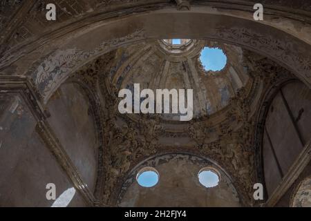 BELCHITE, SPANIEN - 26. Sep 2021: Eine Ansicht von unten einer beschädigten Kuppel der alten Kirche in der Stadt Belchite in Spanien Stockfoto