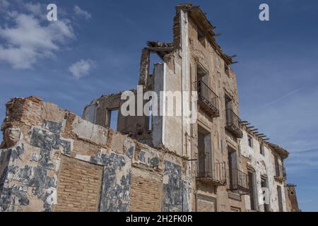 BELCHITE, SPANIEN - 26. Sep 2021: Die Ruinen eines verlassenen Gebäudes in der alten Stadt Belchite in Spanien Stockfoto