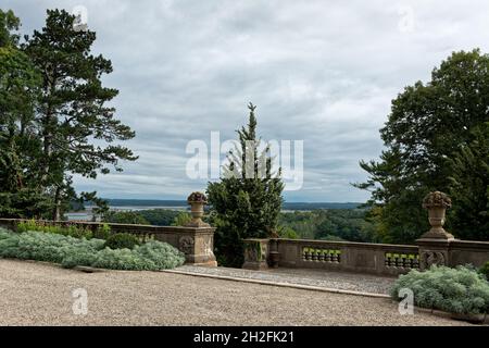 Schöner Blick auf das Meer und Sümpfe von der Terrasse des Großen Hauses an einem bewölkten Abend - Crane Estate Ipswich, MA US Stockfoto