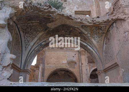 BELCHITE, SPANIEN - 26. Sep 2021: Eine alte Kirche ruiniert Decke in der Stadt Belchite in Spanien Stockfoto
