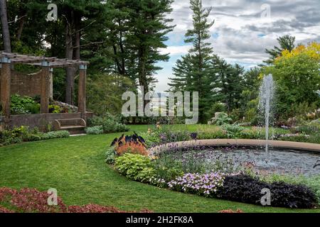 Der alte Rosengarten mit Blick auf den Brunnen rechts und blühenden Blumen - Crane Estate Ipswich, MA US Stockfoto