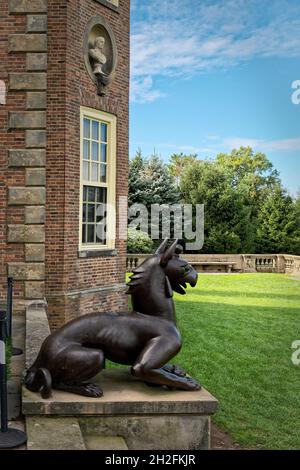 Schwarzer Griffin-Wachposten mit Gusskabel auf der hinteren Terrasse des Great House - Crane Estate Ipswich, MA USA Stockfoto