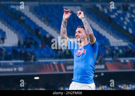 Matteo Politano, italienischer Stürmer von SSC Napoli, feiert den Spielsieg während des europa-Liga-Spiels SSC Napoli - Legia Warsaw am 21. Oktober 2021 im Stadion Diego Armando Maradona, Süditalien. Stockfoto