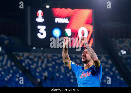 Matteo Politano, italienischer Stürmer von SSC Napoli, feiert den Spielsieg während des europa-Liga-Spiels SSC Napoli - Legia Warsaw am 21. Oktober 2021 im Stadion Diego Armando Maradona, Süditalien. Stockfoto