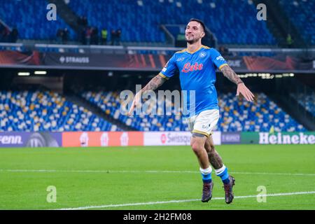 Matteo Politano, italienischer Stürmer von SSC Napoli, feiert den Spielsieg während des europa-Liga-Spiels SSC Napoli - Legia Warsaw am 21. Oktober 2021 im Stadion Diego Armando Maradona, Süditalien. Stockfoto