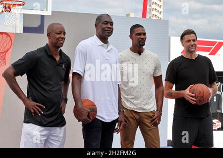 Austin, Texas, USA. 21. Oktober 2021, Dykembe Mutombo, ehemaliger Basketballspieler und Chris Bosh (USA), ehemaliger Basketballspieler. Großer Preis der Vereinigten Staaten, Donnerstag, 21. Oktober 2021. Circuit of the Americas, Austin, Texas, USA. Stockfoto