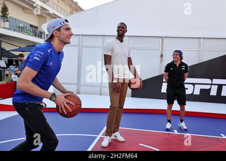 Austin, Texas, USA. 21. Oktober 2021, (L bis R): Esteban Ocon (FRA) Alpine F1 Team spielt Basketball im Fahrerlager mit Chris Bosh (USA), dem ehemaligen Basketballspieler, und Fernando Alonso (ESP) Alpine F1 Team. Großer Preis der Vereinigten Staaten, Donnerstag, 21. Oktober 2021. Circuit of the Americas, Austin, Texas, USA. Stockfoto