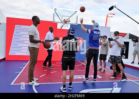 Austin, Texas, USA. Am 21. Oktober 2021 spielen Fernando Alonso (ESP) Alpine F1 Team und Esteban Ocon (FRA) Alpine F1 Team Basketball im Fahrerlager mit Chris Bosh (USA), dem ehemaligen Basketballspieler, und Dykembe Mutombo, dem ehemaligen Basketballspieler. Großer Preis der Vereinigten Staaten, Donnerstag, 21. Oktober 2021. Circuit of the Americas, Austin, Texas, USA. Stockfoto