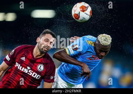 Legia Varsavias polnischer Verteidiger Mateusz Wieteska (L) fordert den Ball mit dem nigrischen Stürmer Victor Osimhen des SSC Napoli im Europaliga-Spiel SSC Napoli - Legia Warsaw am 21. Oktober 2021 im Stadion Diego Armando Maradona in Süditalien. Stockfoto