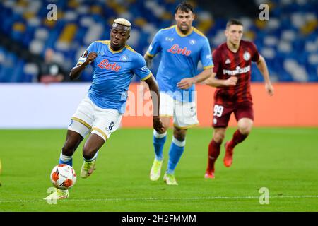 NEAPEL, ITALIEN - 21. OKTOBER: Victor Osimhen vom SSC Napoli während des Spiels der Gruppe C - UEFA Europa League zwischen SSC Napoli und Legia Warszawa im Stadio Diego Armando Maradona am 21. Oktober 2021 in Neapel, Italien (Foto: Ciro Santangelo/Orange Picles) Stockfoto