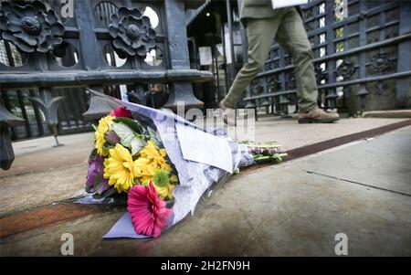 London, Großbritannien. Oktober 2021. Ein einziger Blumenstrauß wird am Eingang des Unterhauses in Westminster als Hommage an den ermordeten konservativen Abgeordneten Sir David Amess zurückgelassen. Er wurde während seiner Wahlkreisoperation in Leigh-on-Sea von einem Messermann ermordet. Der Mann wurde nach dem Terrorismusgesetz inhaftiert. Kredit: SOPA Images Limited/Alamy Live Nachrichten Stockfoto