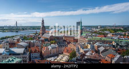 Panorama-Luftaufnahme von Riga mit der Rigaer Kathedrale und der Vansu-Brücke - Riga, Lettland Stockfoto