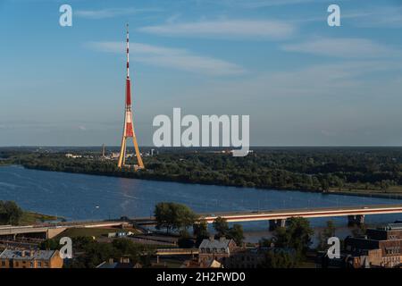 Riga Radio- und Fernsehturm und Daugava Fluss - Riga, Lettland Stockfoto