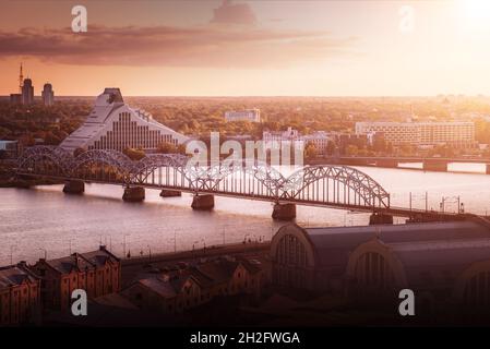 Luftaufnahme der Rigaer Nationalbibliothek von Lettland und der Eisenbahnbrücke bei Sonnenuntergang - Riga, Lettland Stockfoto