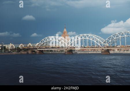 Eisenbahnbrücke und lettische Akademie der Wissenschaften - Riga, Lettland Stockfoto