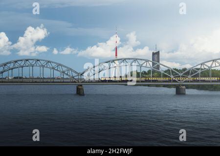 Eisenbahnbrücke und Radio- und Fernsehturm Riga - Riga, Lettland Stockfoto