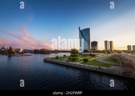 Moderne Gebäude der Insel Kipsala bei Sonnenuntergang im Westufer von Daugava (Pardaugava) - Riga, Lettland Stockfoto