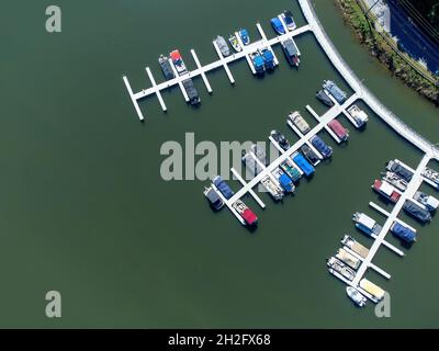 Freizeitboote dockten an schwimmenden Piers auf Lake Lure, North Carolina, USA Stockfoto