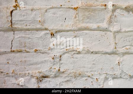 Nahaufnahme der rustikalen, weiß getünchten Ziegelwand Stockfoto