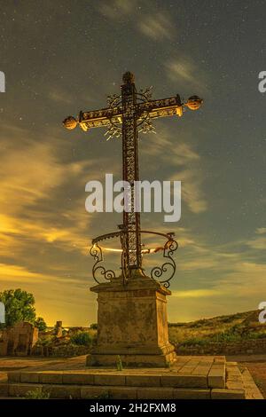 BELCHITE, SPANIEN - 26. Sep 2021: Das Kreuz der Gefallenen in der alten Stadt Belchite in Spanien Stockfoto