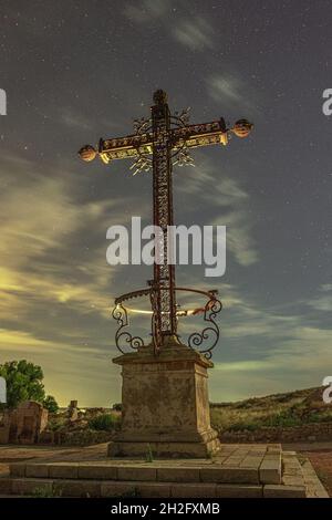 BELCHITE, SPANIEN - 26. Sep 2021: Das Kreuz der Gefallenen in der alten Stadt Belchite in Spanien Stockfoto