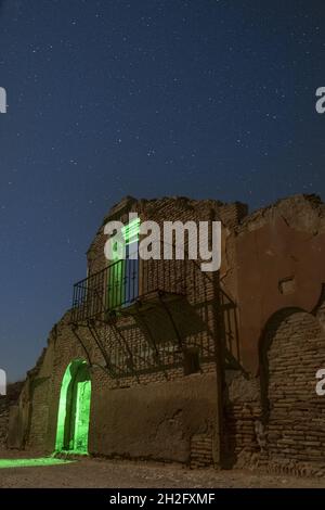 BELCHITE, SPANIEN - 26. Sep 2021: Das verlassene zerstörte Gebäude in der Altstadt von Belchite in Spanien Stockfoto