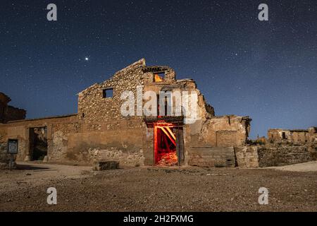 BELCHITE, SPANIEN - 26. Sep 2021: Das verlassene zerstörte Gebäude in der Altstadt von Belchite in Spanien Stockfoto