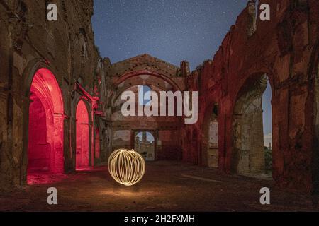 BELCHITE, SPANIEN - 26. Sep 2021: Das verlassene zerstörte Gebäude in der Altstadt von Belchite in Spanien Stockfoto