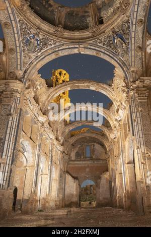 BELCHITE, SPANIEN - 26. Sep 2021: Das verlassene zerstörte Gebäude in der Altstadt von Belchite in Spanien Stockfoto