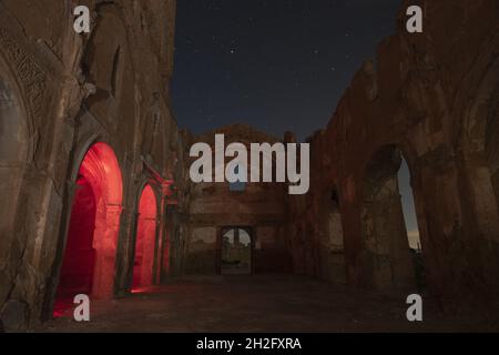 BELCHITE, SPANIEN - 26. Sep 2021: Das verlassene zerstörte Gebäude in der Altstadt von Belchite in Spanien Stockfoto